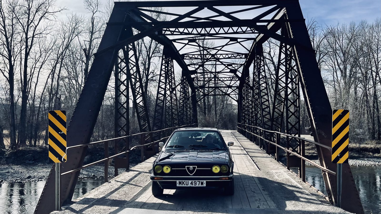 Alfasud Sprint Veloce crossing the bridge