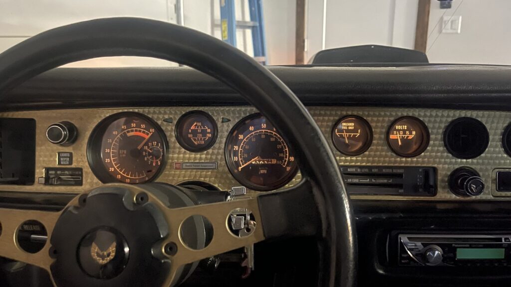 transam-05-interior-gauges.jpg