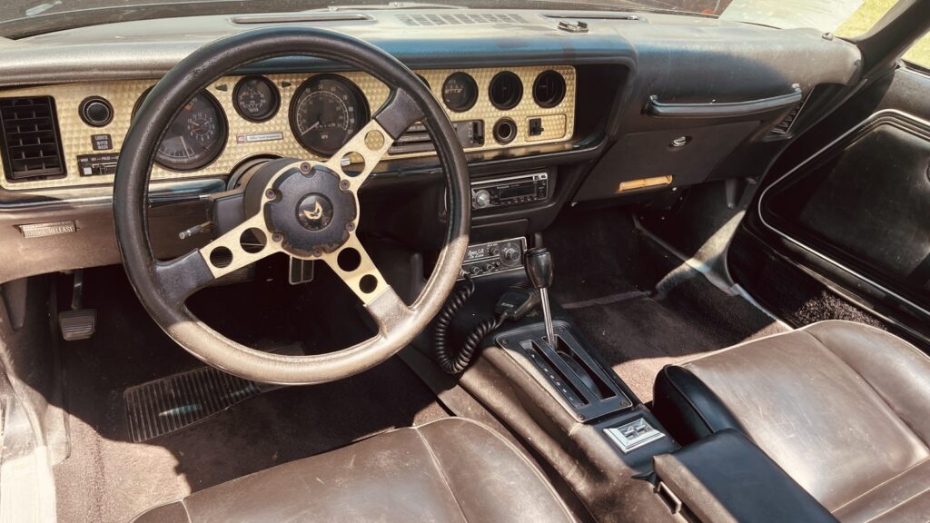 transam-09-console-gauges.jpg